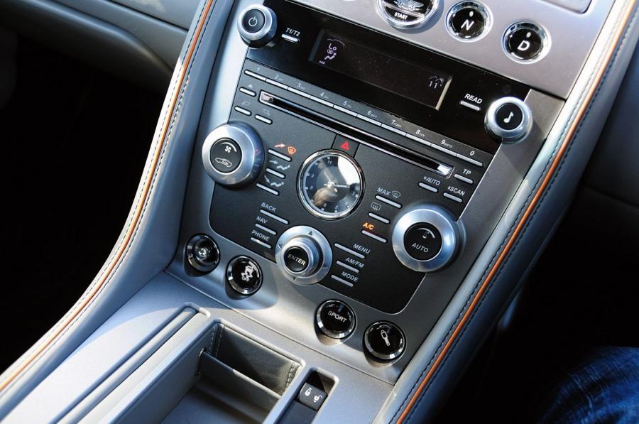 Детали интерьера Aston Martin Virage 2011 года  (UK) (фото 16 из 46)